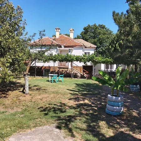 Tatil Evi House Sleeps 6-garden-freeparking-bbq-patio *