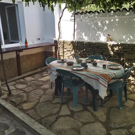 House Sleeps 6-garden-freeparking-bbq-patio-petsok